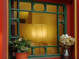 Fly By Knight Courtyard Hotel