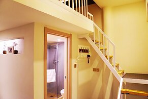 Fly By Knight Courtyard Hotel