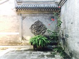 Fly By Knight Courtyard Hotel