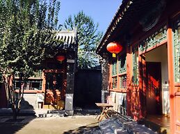 Fly By Knight Courtyard Hotel