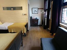 Fly By Knight Courtyard Hotel