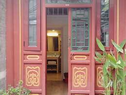 Fly By Knight Courtyard Hotel