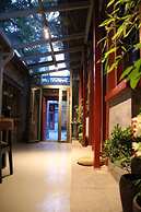 Fly By Knight Courtyard Hotel