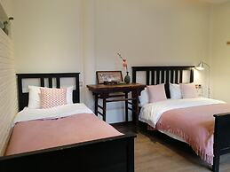 Fly By Knight Courtyard Hotel