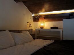 Fly By Knight Courtyard Hotel