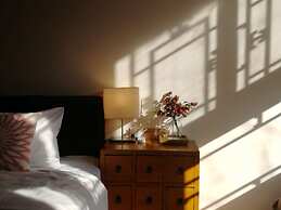 Fly By Knight Courtyard Hotel