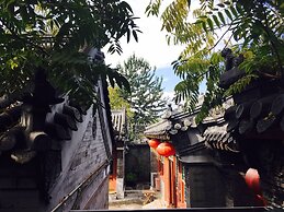 Fly By Knight Courtyard Hotel