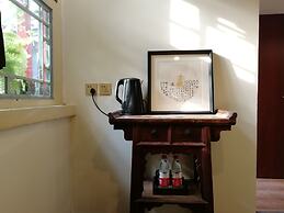 Fly By Knight Courtyard Hotel