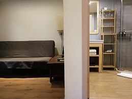 Fly By Knight Courtyard Hotel