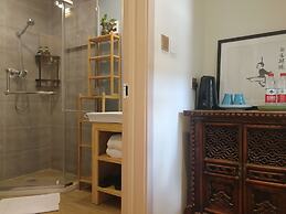 Fly By Knight Courtyard Hotel