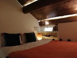 Fly By Knight Courtyard Hotel