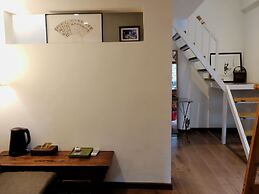 Fly By Knight Courtyard Hotel