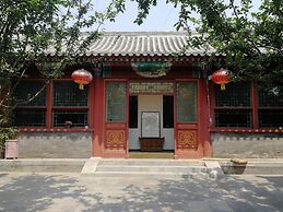 Fly By Knight Courtyard Hotel