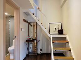 Fly By Knight Courtyard Hotel