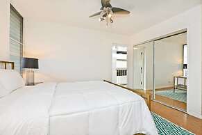 Large 2br/2ba Steps to Waikiki Beach by Domio