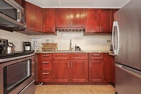 Large 2br/2ba Steps to Waikiki Beach by Domio
