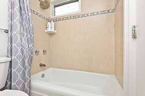 Large 2br/2ba Steps to Waikiki Beach by Domio