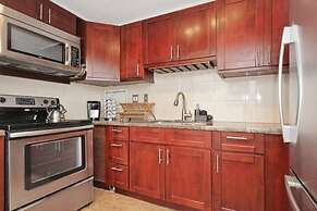 Large 2br/2ba Steps to Waikiki Beach by Domio