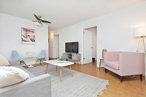 Large 2br/2ba Steps to Waikiki Beach by Domio