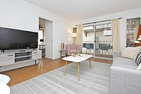 Large 2br/2ba Steps to Waikiki Beach by Domio