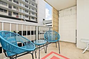 Large 2br/2ba Steps to Waikiki Beach by Domio