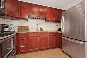 Large 2br/2ba Steps to Waikiki Beach by Domio