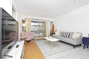 Large 2br/2ba Steps to Waikiki Beach by Domio