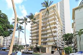 Large 2br/2ba Steps to Waikiki Beach by Domio