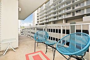 Large 2br/2ba Steps to Waikiki Beach by Domio
