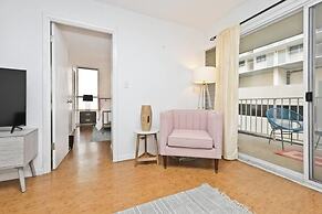 Large 2br/2ba Steps to Waikiki Beach by Domio
