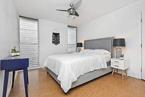 Large 2br/2ba Steps to Waikiki Beach by Domio