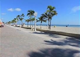 Seabreeze Beachside Studios by ValGal