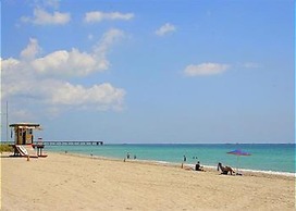 Seabreeze Beachside Studios by ValGal