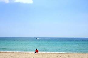 Seabreeze Beachside Studios by ValGal