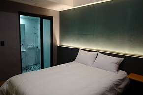 Renaissance Hotel - Hostel