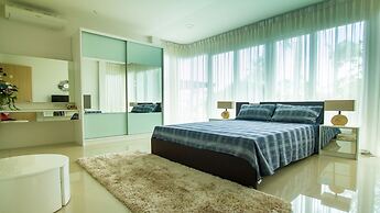 Luxury 5br Pool Villa and Sport Center