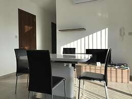 34 Holiday Suites St Paul's