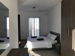 34 Holiday Suites St Paul's