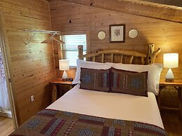 Sweet - 2 Bedrooms, 2 Baths, Sleeps 6 Cabin by RedAwning