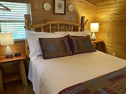 Sweet - 2 Bedrooms, 2 Baths, Sleeps 6 Cabin by RedAwning