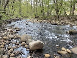 Sweet - 2 Bedrooms, 2 Baths, Sleeps 6 Cabin by RedAwning