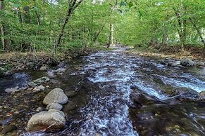 Sweet - 2 Bedrooms, 2 Baths, Sleeps 6 Cabin by RedAwning