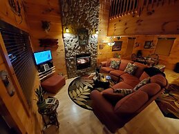 Elk Run On Cosby Creek - 2 Bedrooms, 2 Baths, Sleeps 7 Cabin by RedAwn