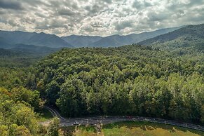 Elk Run On Cosby Creek - 2 Bedrooms, 2 Baths, Sleeps 7 Cabin by RedAwn