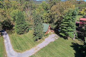 Creek Heaven - 2 Bedrooms, 2 Baths, Sleeps 6 Cabin by RedAwning