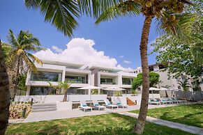 Les Estivales Beachfront Suites & Penthouses with LOV