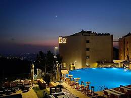 The Ray Hotel & Studios