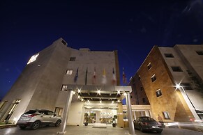 The Ray Hotel & Studios
