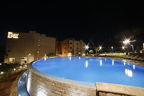 The Ray Hotel & Studios