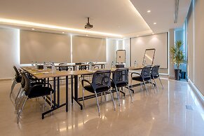 The Ray Hotel & Studios